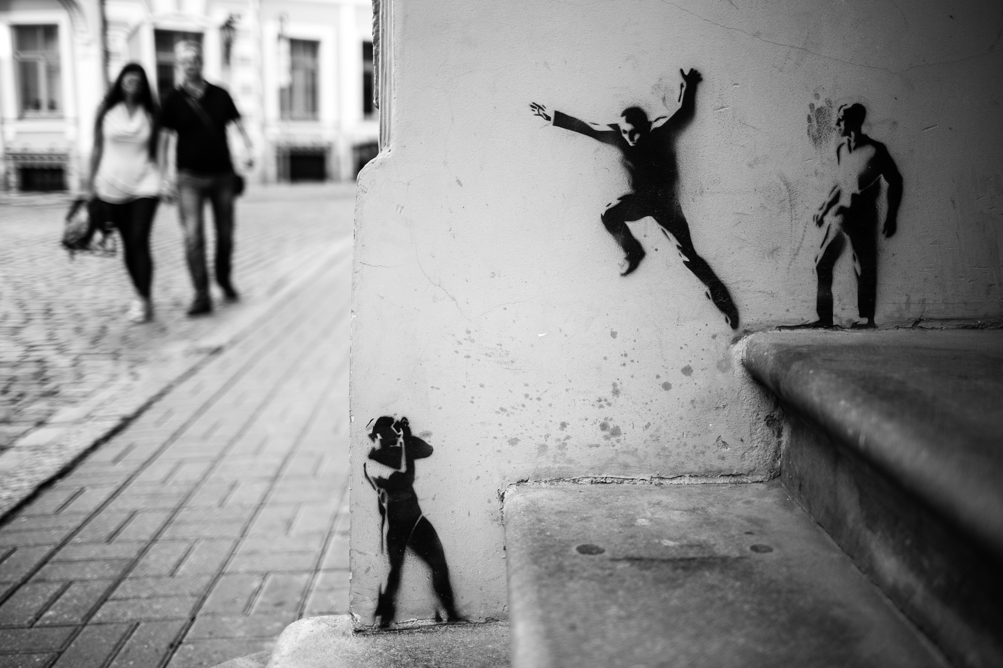 Wallart included